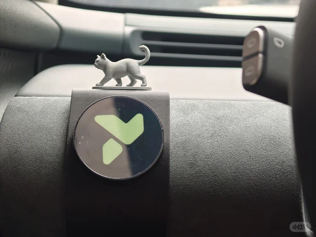 带有萤火虫图形和小猫摆件的磁吸配件